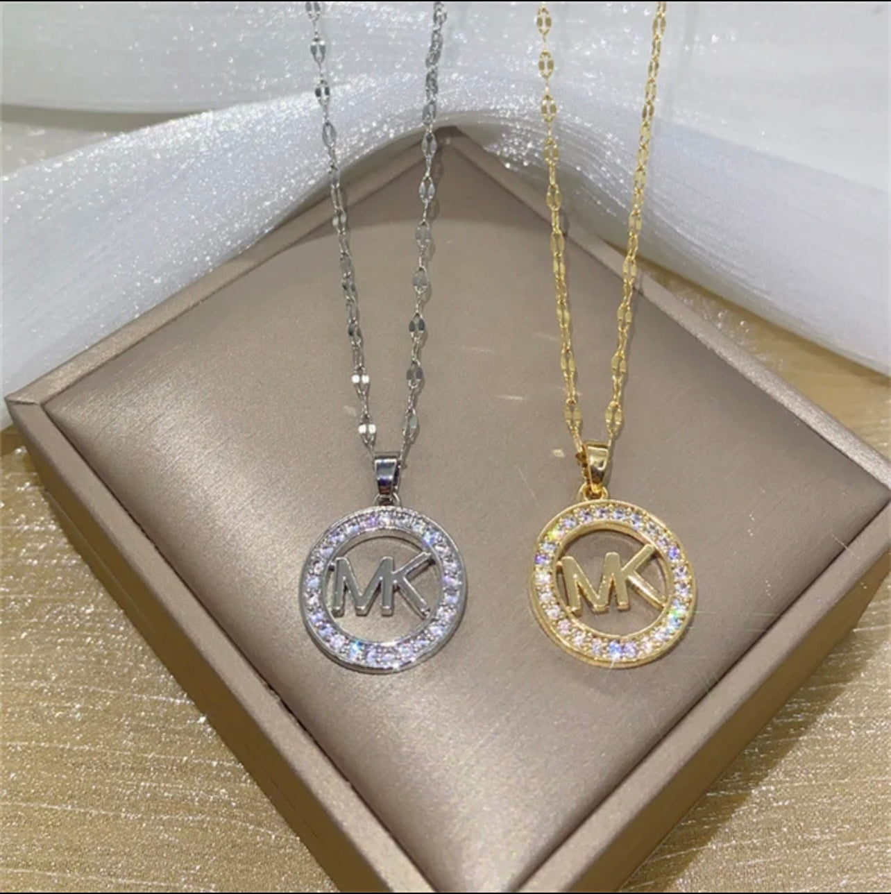 【ギフトにも最適！】Michael Kors 豪華Crystal Logo Pendant ギフトにも最適！】Michael Kors 豪華Crystal Logo Pendant